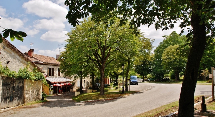 Le Village - Tournecoupe