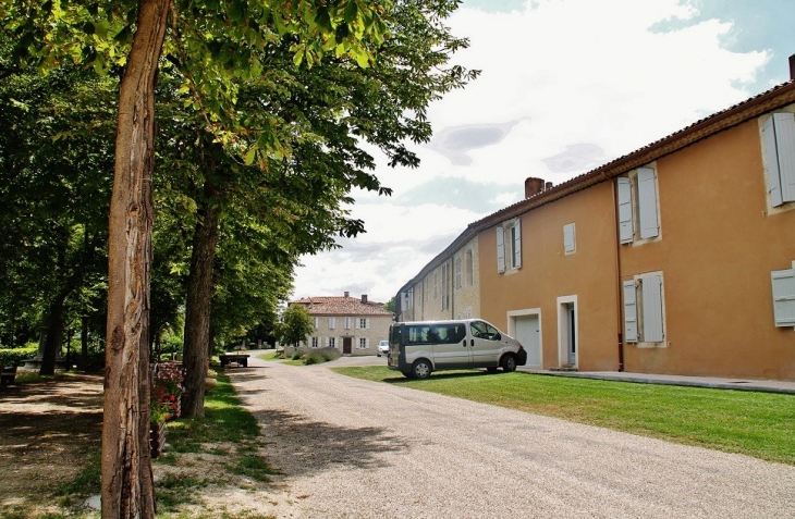 Le Village - Tournecoupe