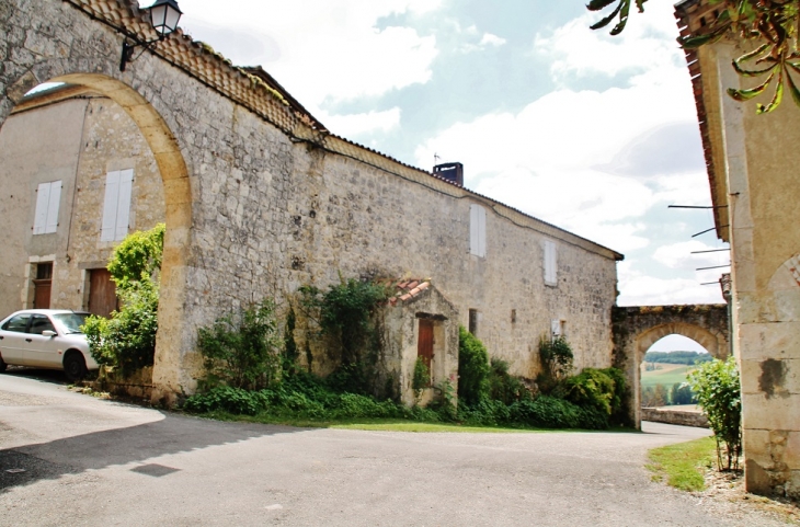 Le Village - Tournecoupe