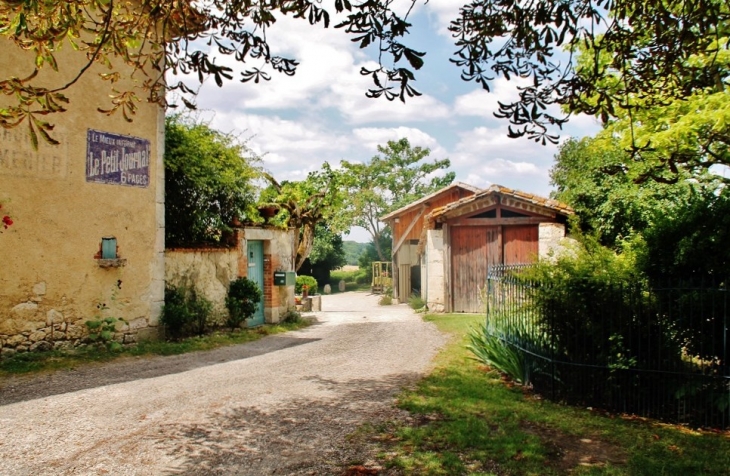 Le Village - Tournecoupe