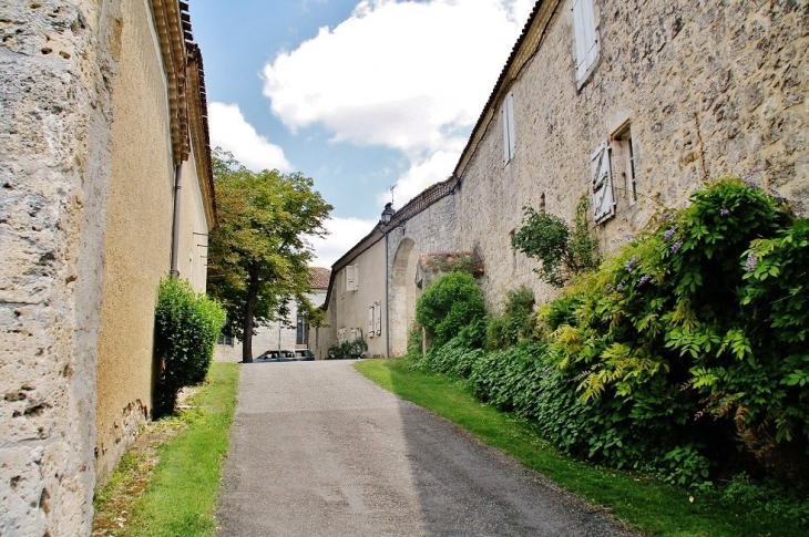 Le Village - Tournecoupe