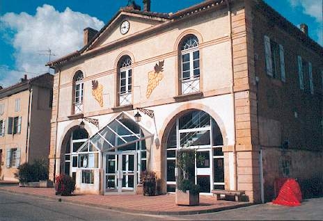 La mairie du village avec la salle des fêtes - Viella