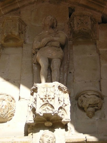 Aurignac : Statue à l'entrée de l'église