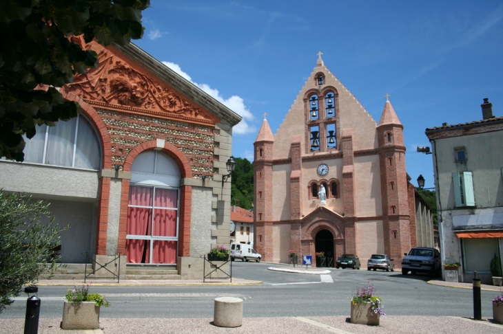 La halle et l'église - Calmont