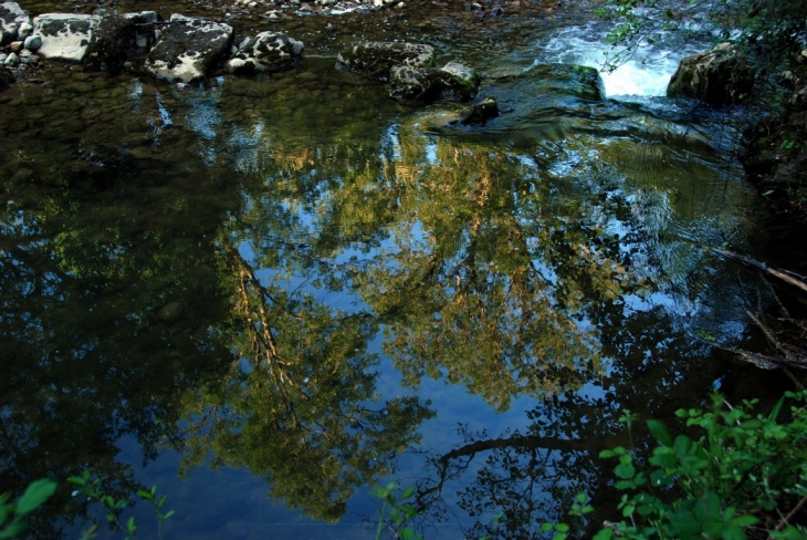 Reflets dans le Lens, petite rivière à Cassagne