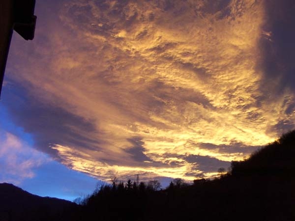 Ciel d'orage sur le village - Cazaunous