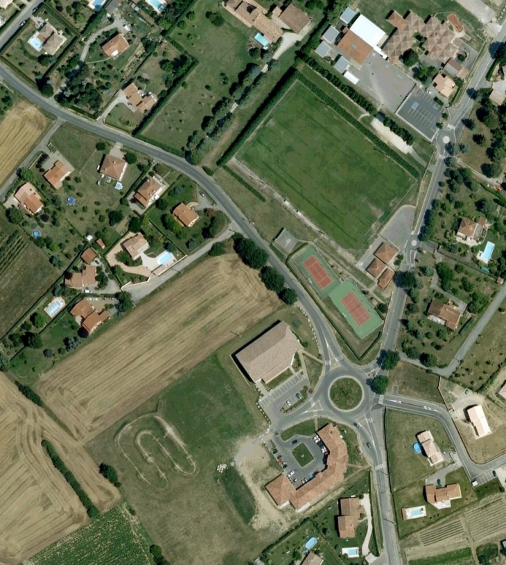 Les commerces, le terrain de foot, l'école - Lapeyrouse-Fossat