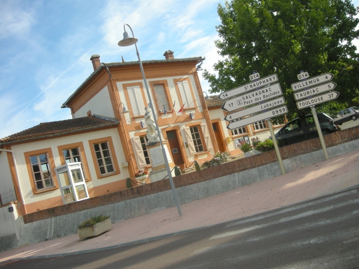 Vue de la plce et mairie - Le Born