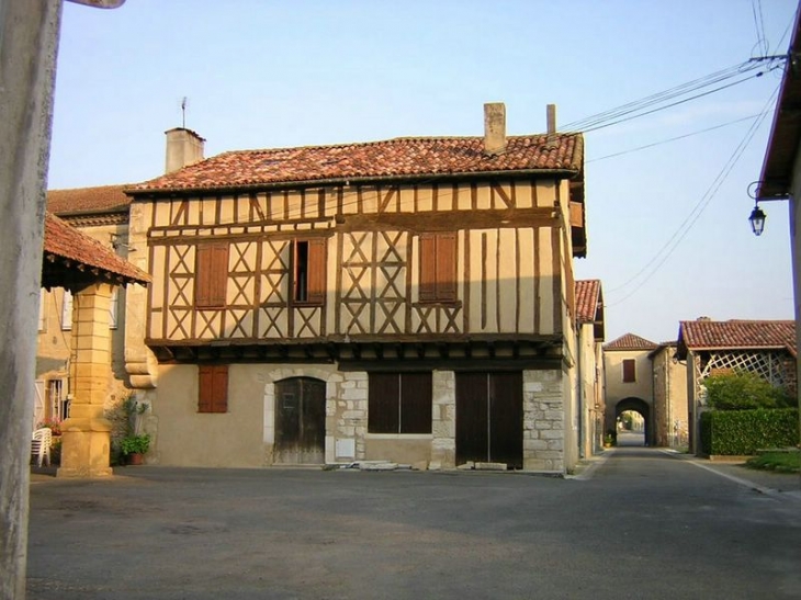 Place de la halle -maison à colombages - Le Plan