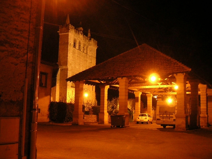 Le Plan : Halle et église la nuit