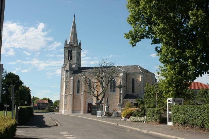 Place au Monument aux Morts - Les Tourreilles