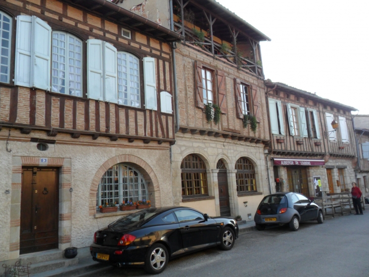 Place centrale de Loubens-Lauragais