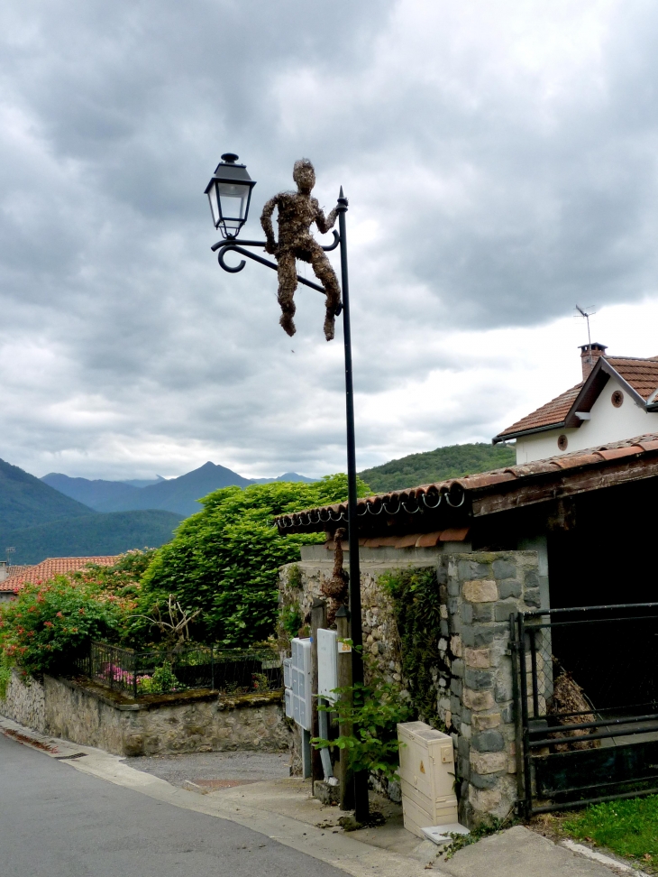 Statue de feuilles - Lourde