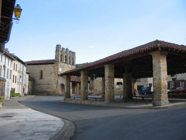 Montbrun Bocage : Halle et église - Montbrun-Bocage