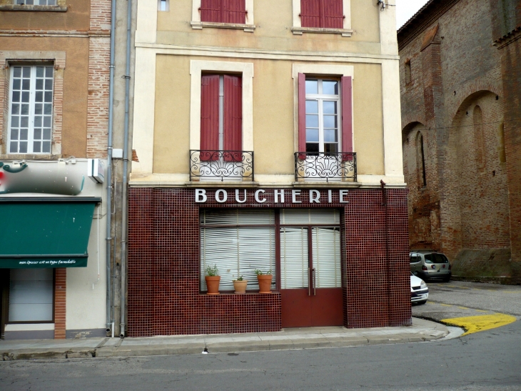 Commerce près de l'église Saint-Victor. - Montesquieu-Volvestre