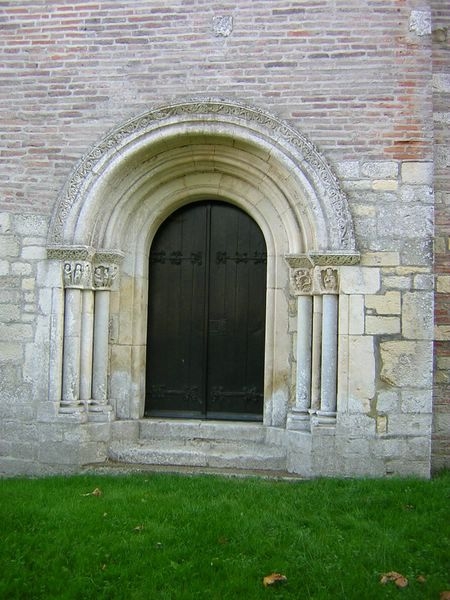 Montsaunès : Porte sur côté église