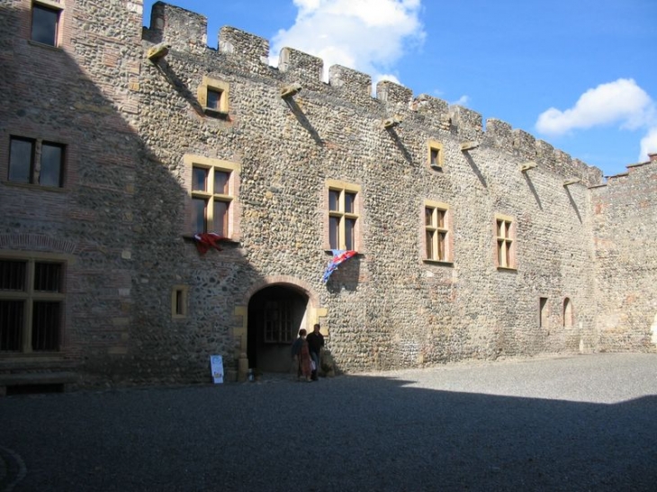 Palaminy  : cour d'honneur château