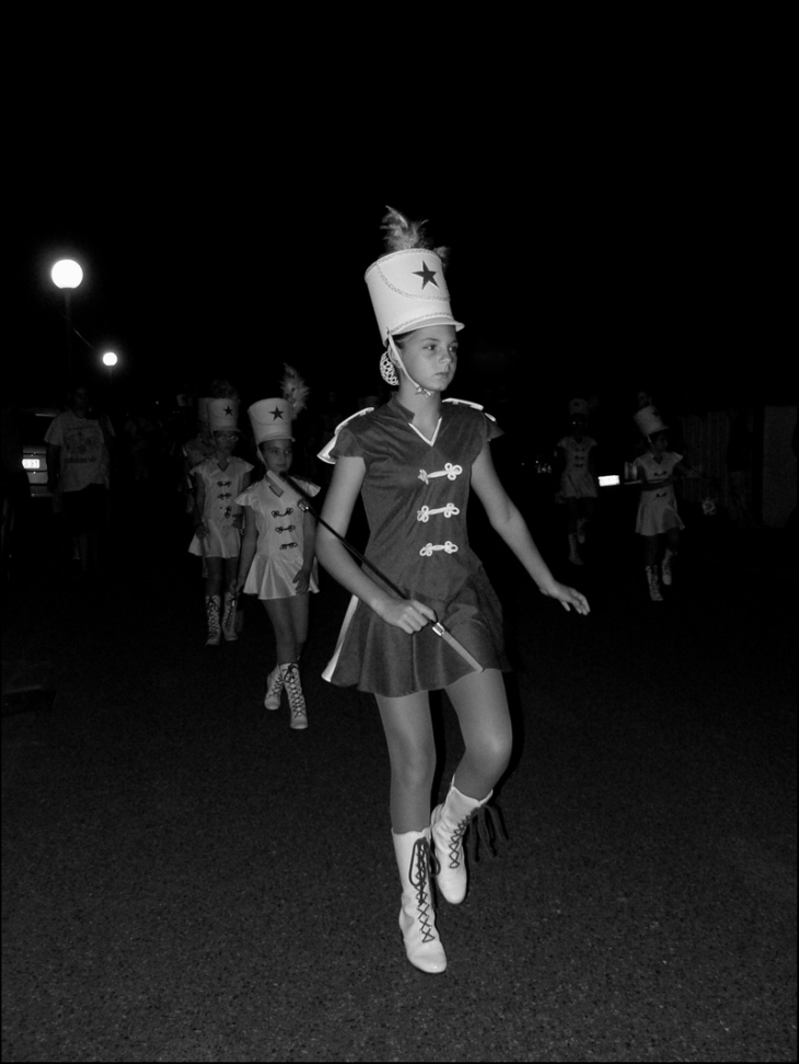 Majorette à la fête de village à Pins-Justaret