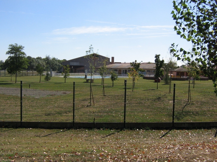 Vue de la piscine d'éte et le terrain qui l'entoure - Plaisance-du-Touch