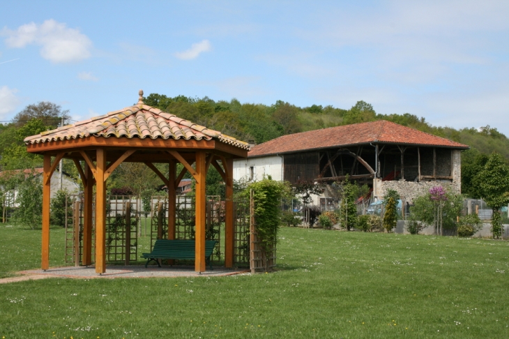 Tonelle dans le jardin de la Mairie - Ponlat-Taillebourg