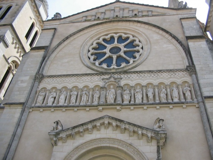 Revel - Façade de l'église