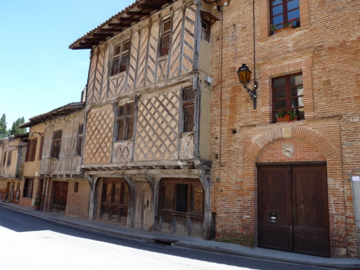 Une facade tres ancienne - Rieux