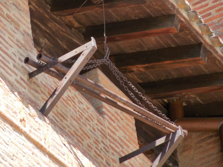 Un ancien treuil, sur une facade de la cathédrale - Rieux