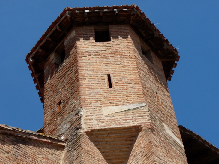 Une tour , dans le village - Rieux