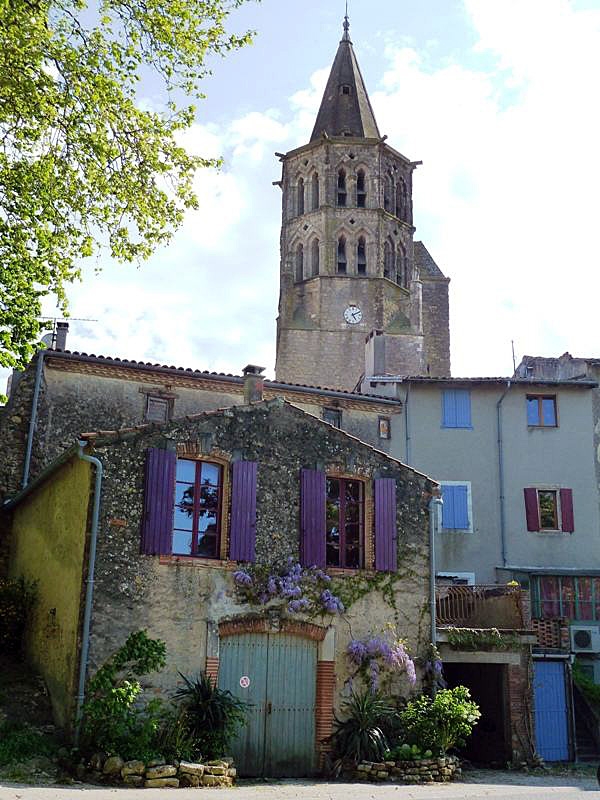 Le clocher derrière les maisons - Saint-Félix-Lauragais