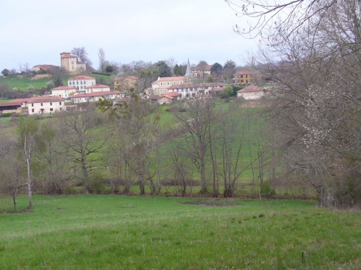 Le village vu depuis le coteau - Sarremezan