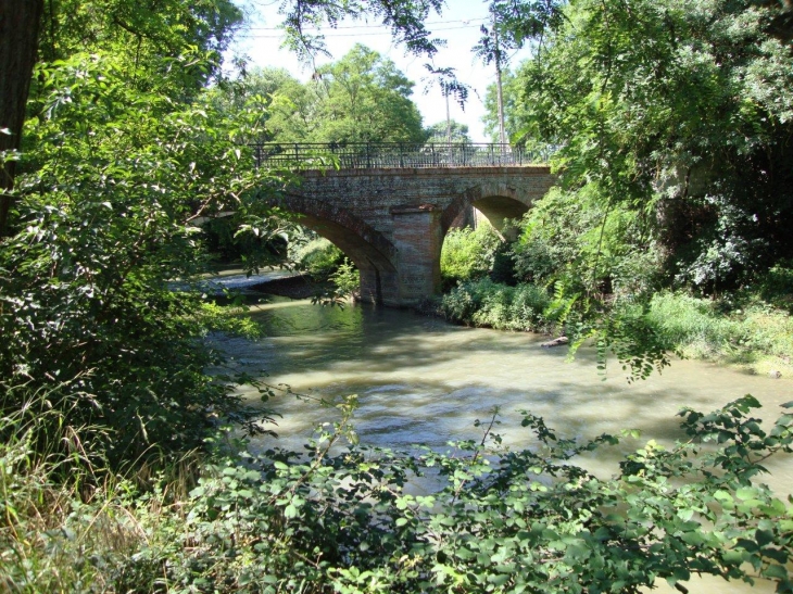 Tournefeuille (31170)  pont sur le Touch