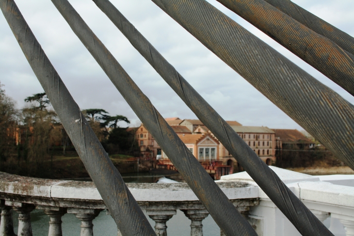 A travers les câbles du pont de Villemur sur tarn - Villemur-sur-Tarn