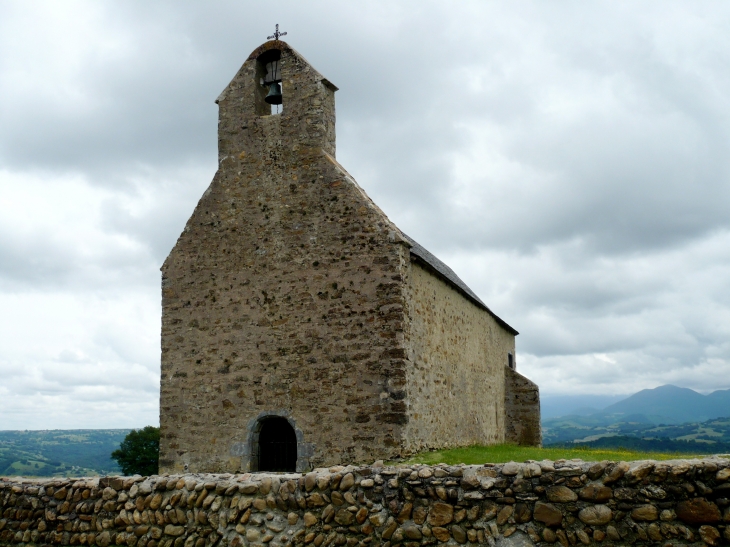 La Chapelle de le Haillia avec son clocher-mur. - Argelès-Bagnères