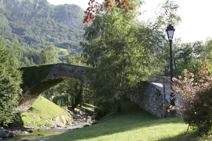 Pont depierre sur le gave d'Arrens - Arrens-Marsous