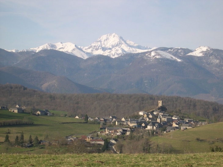 Village d'avezac sa tour et lepic du midi - Avezac-Prat-Lahitte