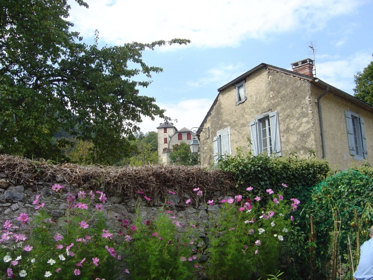 Au fond, le château - Beaudéan