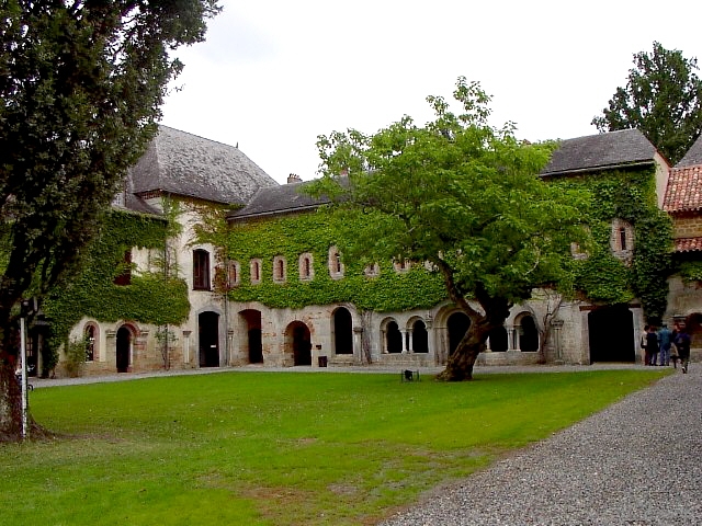 L'abbatiale d'Escaladieu a été construite au 12ème siècle. - Bonnemazon