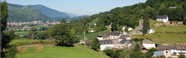 Vue de Bourréac et de Lourdes dans le fond