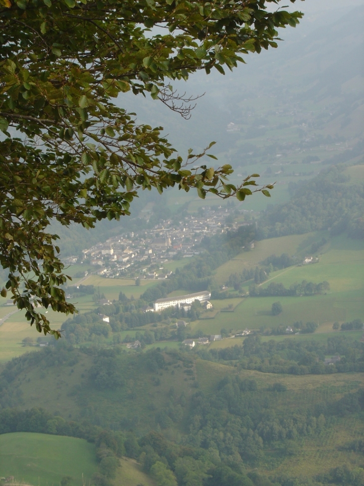 Au fond de la vallée :Campan