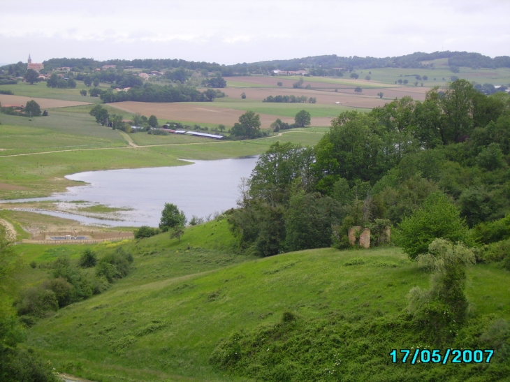 Vue sur le lac et la campagne vers Larroque - Castelnau-Magnoac