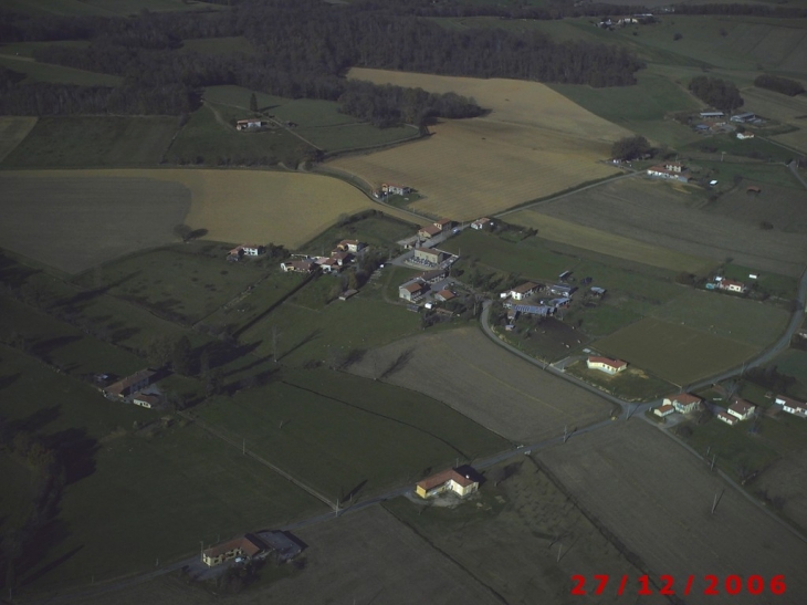 Vue aérienne depuis le SSE du village de Cizos