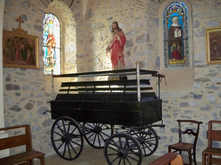 Ancien corbillard dans l'église - Ferrère