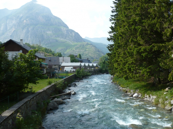 En suivant le gave de gavarnie vers le village.