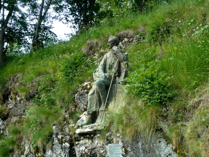 Statue-de-henry-comte-russell-pionnier-de-la-conquete-des-pyrenees-1834-1909 - Gavarnie