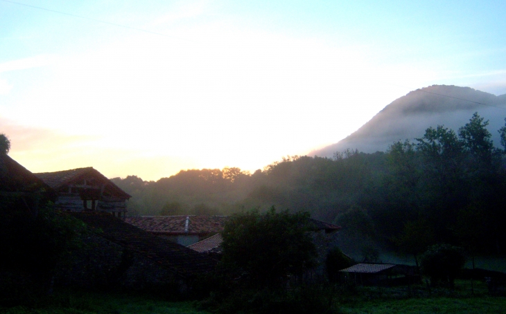 Lever du soleil,dans la brume matinale - Lombrès