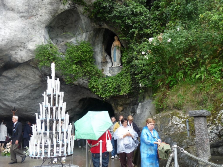 La basilique et ses alentours - Lourdes