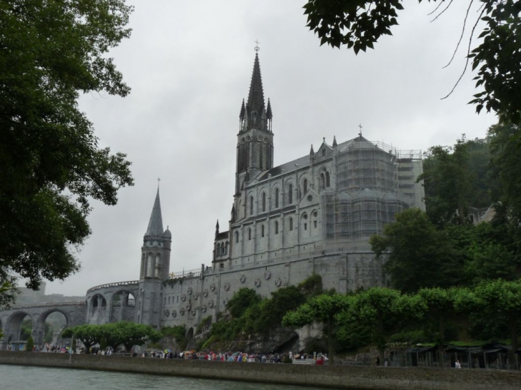 La basilique et ses alentours - Lourdes