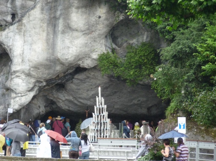 La basilique et ses alentours - Lourdes