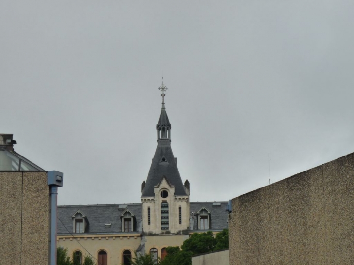 La basilique et ses alentours - Lourdes