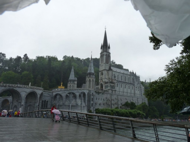 La basilique et ses alentours - Lourdes